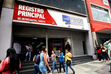 ¡TREMENDA JOYITA! Escolta de un ministro habría asaltado a una mujer mientras hacía cola para apostillar