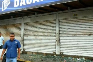 ¡LA ANARQUÍA SE HACE LEY! Grupo de personas (incluyendo niños) saqueó licorería en San Félix