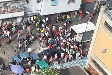 ¡IMPACTANTE! Saqueo en panadería de La Urbina quedó registrado en cámaras (+Video)