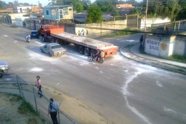 ¡SIGUE EL DESASTRE! Saquearon gandola con carga de harina de trigo en El Vigía (+FOTOS)