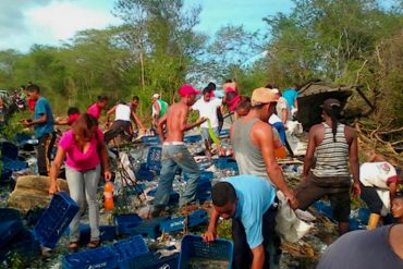 ¡SIGUE EL DESASTRE! Saquearon una gandola que se volcó con cargamento de refresco