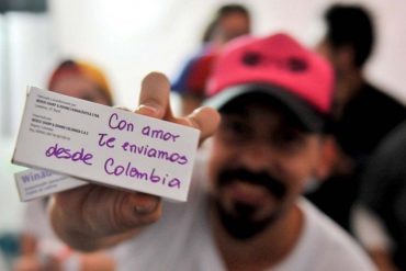 ¡CONMOVEDOR! En Bogotá, cientos de personas recogen medicinas para enviar a Venezuela (+Fotos)