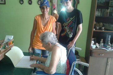 ¡CNE SIN VERGÜENZA! A una abuelita de 85 años también le anularon su firma