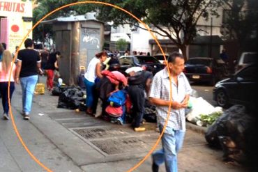 ¡MADURO SE HACE EL LOCO! Venezolanos buscan comida en la basura cerquita de Miraflores