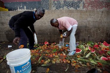 ¡EL HAMBRE APRIETA! Cada día son más los venezolanos que comen lo que consiguen en la basura