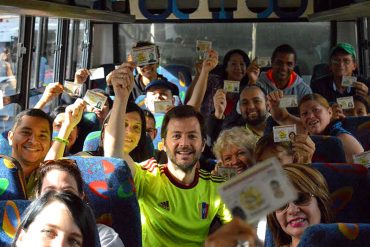 ¡FELICES Y CON GANAS! Firmantes recorren 160 kilómetros desde Chacao junto a Ramón Muchacho