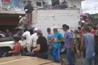 ¡INCREÍBLE! En Barquisimeto saquearon camión cargado de harina en pleno movimiento (+Video)