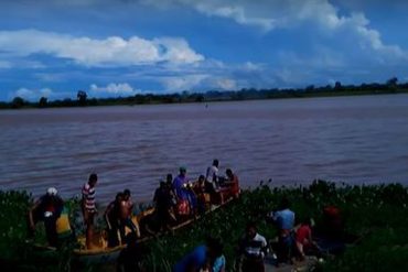 ¡DESASTRE! Saquearon embarcación con alimentos en Tucupita antes de tocar el puerto (+Video)