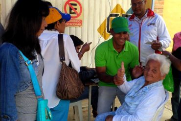 ¡NO TE QUIERE NADIE, MADURO! Abuela de 104 años da el ejemplo y ratifica su firma