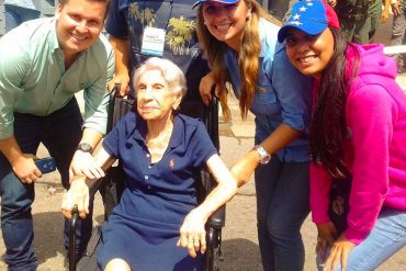 ¡HERMOSA! Otra abuelita de 105 años fue a validar su firma y llenó de ternura a los presentes