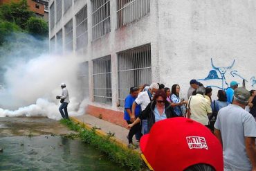 ¡URGENTE! Lanzan bomba lacrimógena dentro del centro de validación en Macarao (+Video)