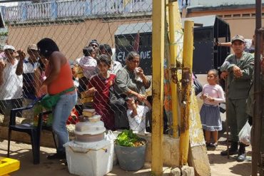 ¡TOTALMENTE INDIGNANTE! Venezolanos hacen cola para recoger sobras en feria de verduras