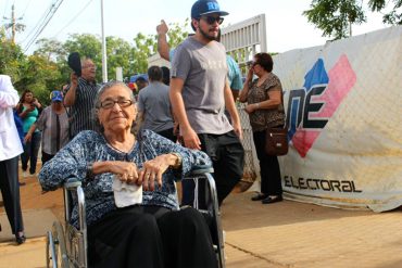 ¡NO HAY IMPEDIMENTO! Señora en silla de ruedas da el ejemplo en jornada de validación