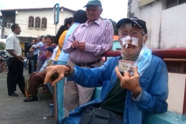 ¡NO HAY EXCUSAS! La foto de un abuelito que fue a validar y conmovió a TODA Venezuela