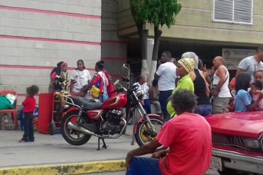 ¡QUIEREN AMEDRENTAR! Colectivos y toldo rojito rodean centro de validación en San Agustín