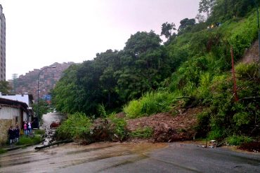 ¡ATENCIÓN! Derrumbes en Palo Verde por fuertes lluvias: se desbordó el río Guarenas (+Fotos)