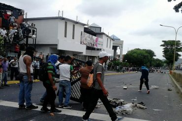 ¡ATROZ! Así fue como una patrulla policial atropelló a un estudiante durante protesta (+Video)