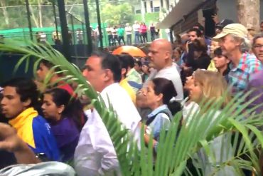 ¡MUEVE LAS FIBRAS! Venezolanos cantan el himno mientras validan sus firmas