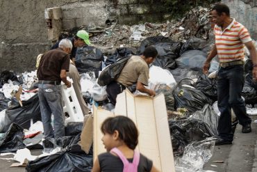 ¡NO LO VERÁS EN VTV! Estos venezolanos sobreviven con restos de comida en la basura (+Fotos)