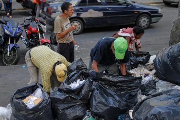 ¡INCREÍBLE! PNB detiene a hombre por tomar fotos a quienes comían de la basura