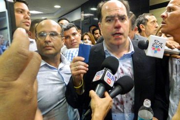 ¡MISERABLE! General Zavarce empujó a Julio Borges para que fuera golpeado por colectivos