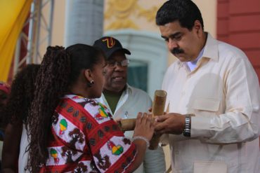 ¡SIN NADA QUE HACER! Maduro aprobó crear «una red de economía de afrodescendientes»