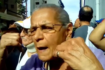 ¡ESO NO SE HACE! «Me cerraron la puerta en la cara», cuenta abuela que iba a validar en Plaza Venezuela (+Video)