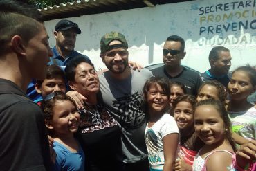 ¡SOLIDARIO! Nacho reparte comida a los más necesitados y causa euforia (+Video)