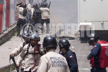 ¡EN VIDEO! Momento en que es herido funcionario de la PNB en enfrentamientos en La Vega