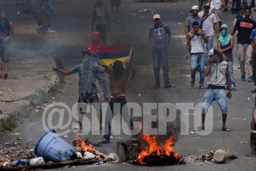 ¡EN VIDEO! Vecinos de La Vega cantaron Himno Nacional mientras se enfrentaban a la PNB