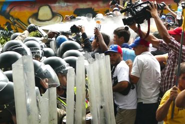 ¡AQUÍ ESTÁ! El momento exacto en que la PNB agrede a Capriles y manifestantes (+Video)