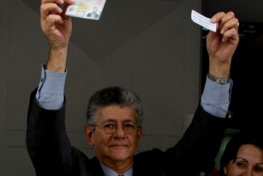 ¡ENTÉRATE! Al grito de «sí se puede»: Así recibieron a Ramos Allup cuando fue a validar su firma