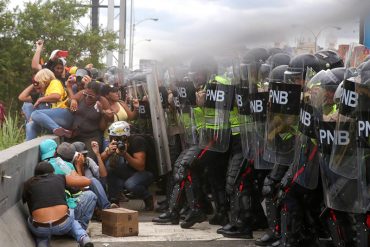 ¡FOTO DEL DÍA! La represión de la PNB en contra de quienes manifestaban