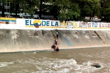 ¡INCREÍBLE! Hampón se lanzó al Río Guaire para evitar que lo lincharan tras robar un celular