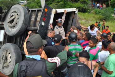 ¡DANDO EJEMPLO, PUES! Militares y policías saquearon un camión de harina en Caracas