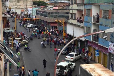 ¡MÁS SAQUEOS! Camión que transportaba SILLAS fue saqueado en San Juan de los Morros