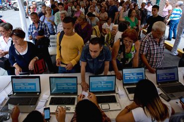 ¡IRRESPETO! CNE cierra punto de validación en Plaza Venezuela dejando a cientos sin validar