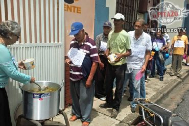 ¡»TENEMOS HAMBRE»! Cocinan sopa solidaria para compartir con quienes no consiguen comida