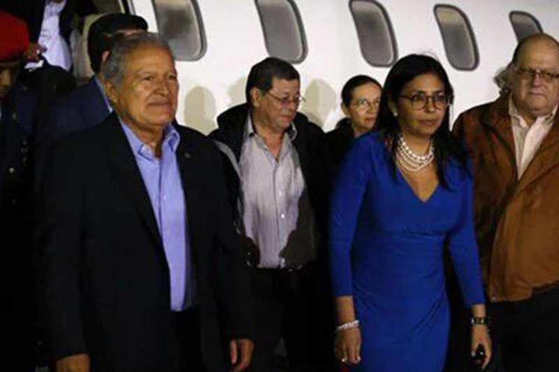 El presidente de El Salvador, Sánchez Cerén, más atrás su asesor Merino (de lentes)/ Foto: Gentileza La Prensa Gráfica