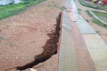 ¡COMO UNA GALLETA! Urbanismos de la GMVV en Guarenas se fracturan con una llovizna