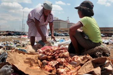 ¡TERRIBLE! Familias wayúu comen huesos y pellejos que encuentran entre basura de Las Pulgas