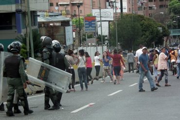 ¡SE HA VUELTO COSTUMBRE! Protesta por comida en Los Teques terminó con represión (+Videos +Fotos)