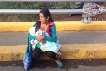 ¡HECHO EN SOCIALISMO! Cruzó la frontera con su bebé para comprar leche y pañales en Cúcuta