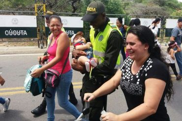 ¡SON UN EJEMPLO! Policías de Cúcuta ayudaron a los venezolanos durante sus compras (Videos +Fotos)