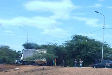 ¡SIGUE EL DESASTRE! Saquearon camión cargado de salsa de tomate en Maracaibo (+Fotos)