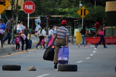 ¡DESESPERADOS! Venezolanos también cruzan frontera hacia Brasil en busca de productos básicos