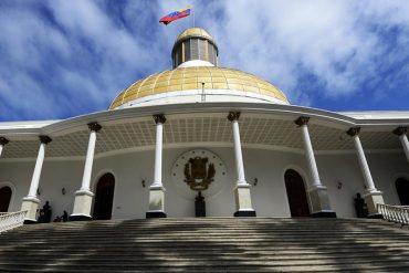 ¡ENTÉRATE! El diputado que saltó la reja para entrar a sesión de la Asamblea Nacional (+Video)