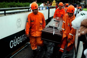 ¡INCREÍBLE! Un ataúd cruzó la frontera colombo-venezolana en medio de la gente