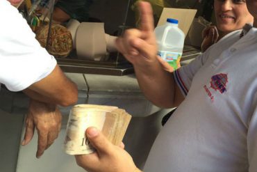 ¡DEVALUACIÓN EN EVIDENCIA! Faja de billetes de cien bolívares equivale a uno colombiano