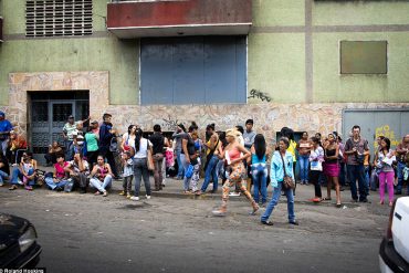 ¡TRISTE REALIDAD! Hasta 32 horas ciudadanos hacen cola para poder comer